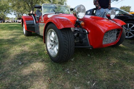 Compare this photo of a Caterham, taken using one white balance setting...